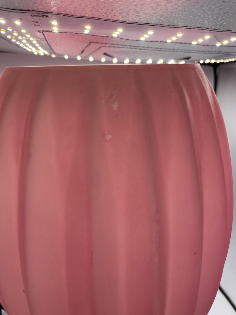 Duo de lampes à pied vintage pâte de verre rose strié et inox – Image 2