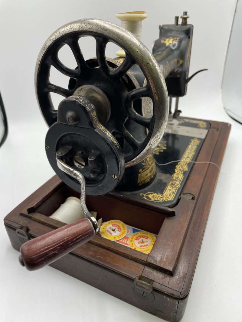 Machine à coudre Singer vintage à manivelle – Image 12