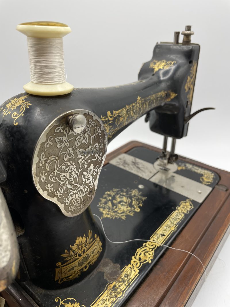 Machine à coudre Singer vintage à manivelle – Image 16