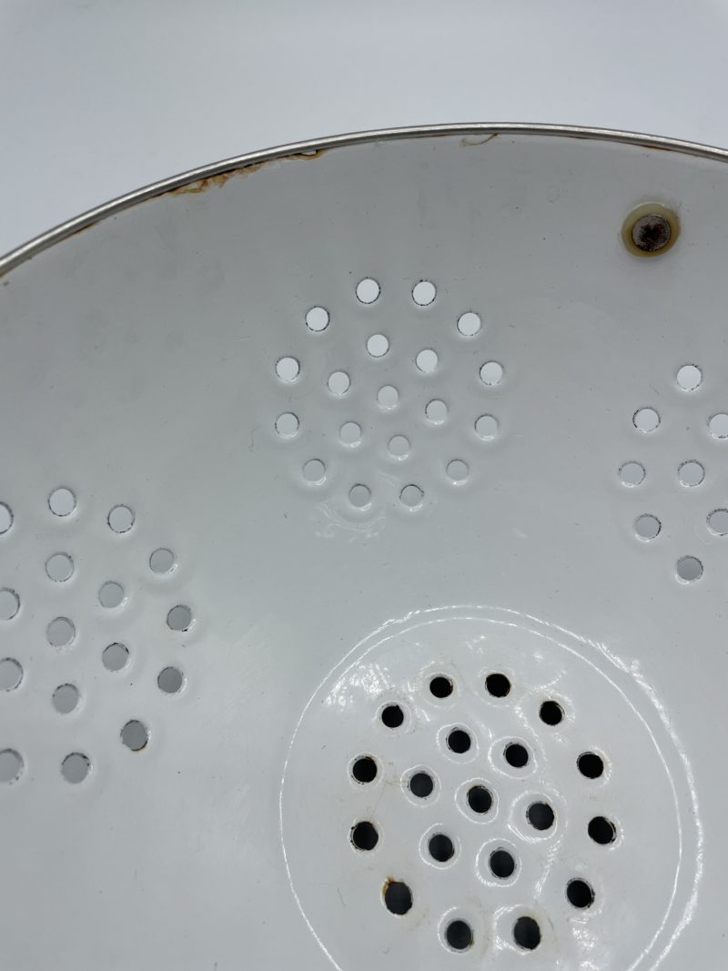 Passoire vintage en émail blanche – Image 4