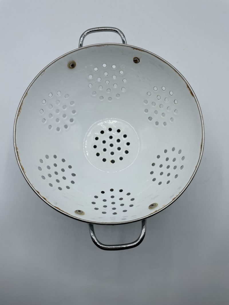 Passoire vintage en émail blanche – Image 3