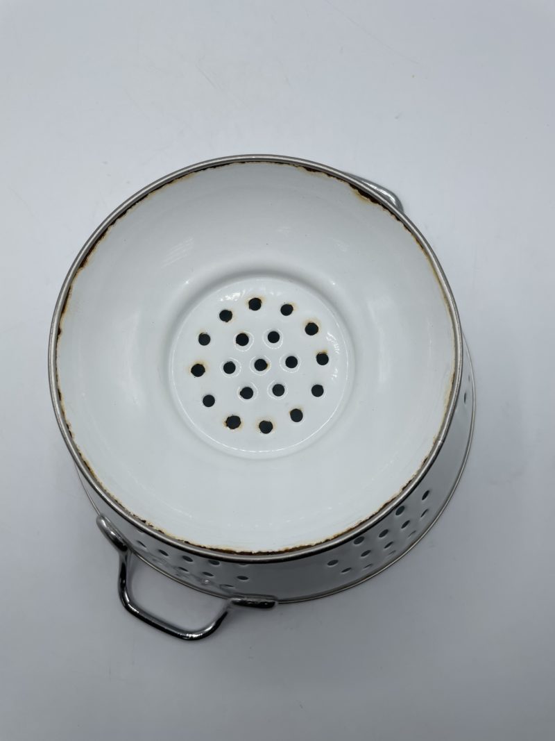 Passoire vintage en émail blanche – Image 5