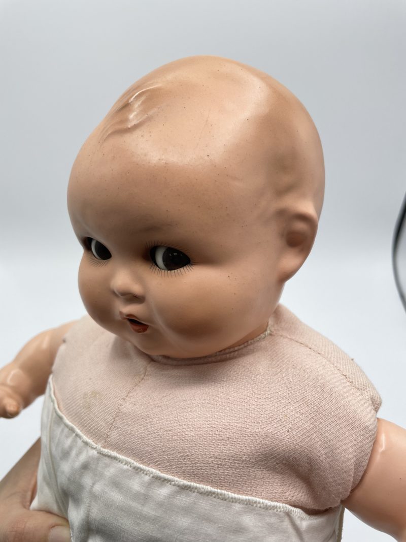Poupon vintage en habits cousus main et yeux mobiles – Image 3