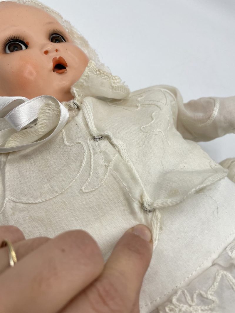 Poupon vintage en habits cousus main et yeux mobiles – Image 13