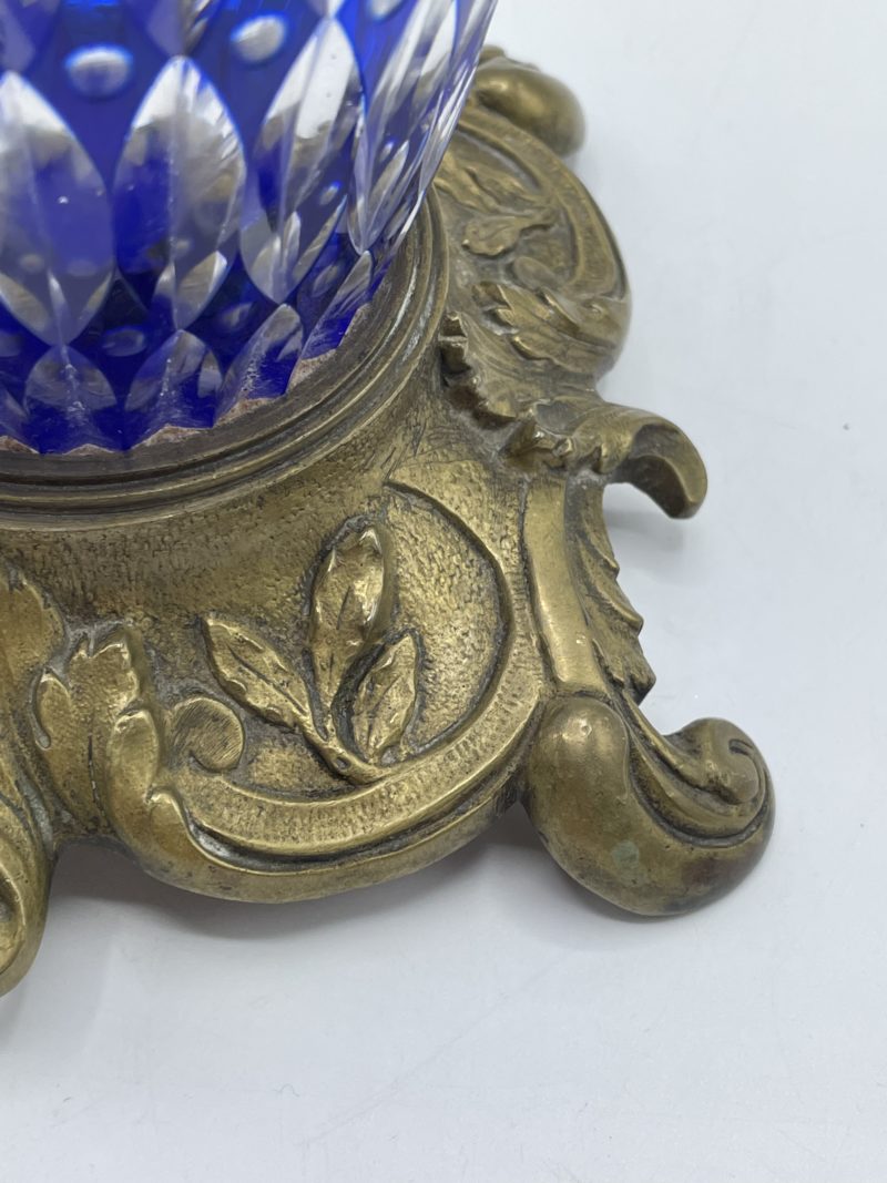 Vase en verre bleu et pied laiton façon cristal Saint Louis – Image 5