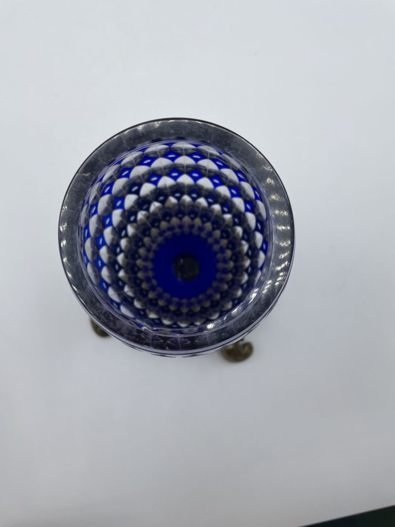 Vase en verre bleu et pied laiton façon cristal Saint Louis – Image 4