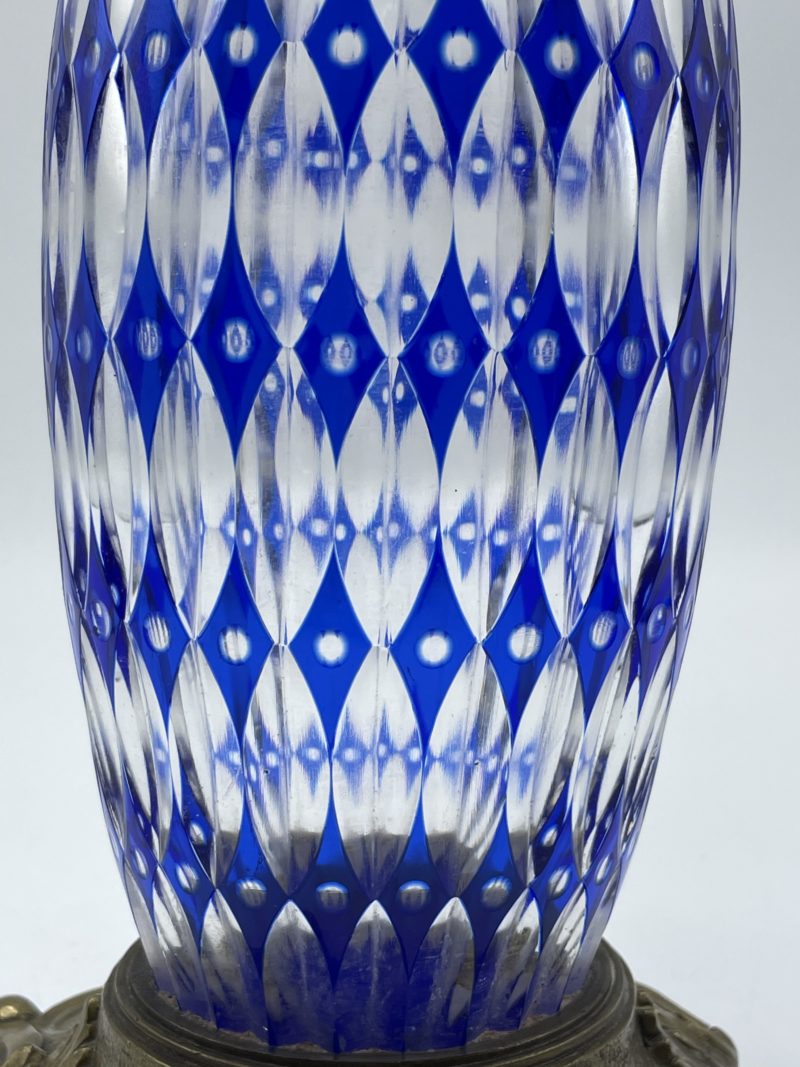 Vase en verre bleu et pied laiton façon cristal Saint Louis – Image 3