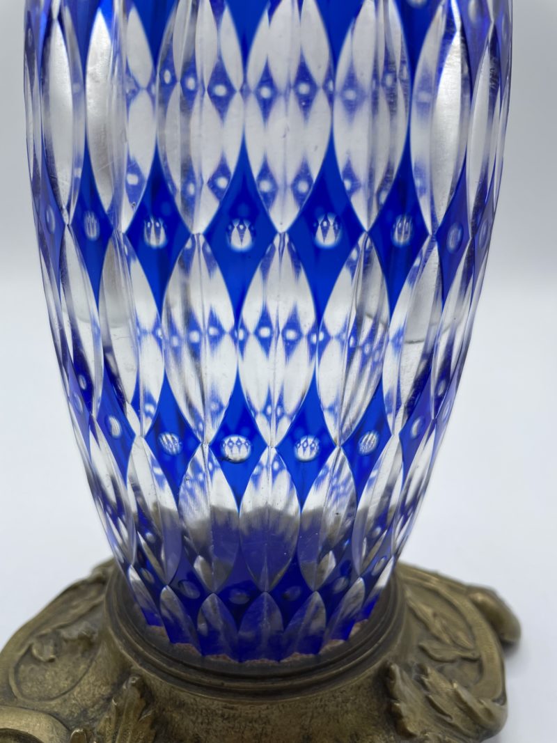 Vase en verre bleu et pied laiton façon cristal Saint Louis – Image 8