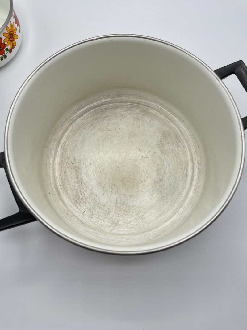 Batterie de casseroles fleuries années 70 – Image 2