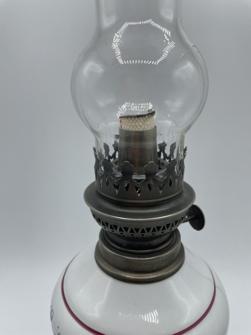 Lampe à pétrole vintage étain et faïence – Image 4