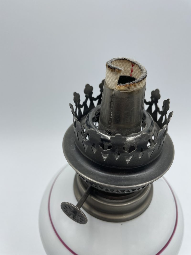 Lampe à pétrole vintage étain et faïence – Image 5