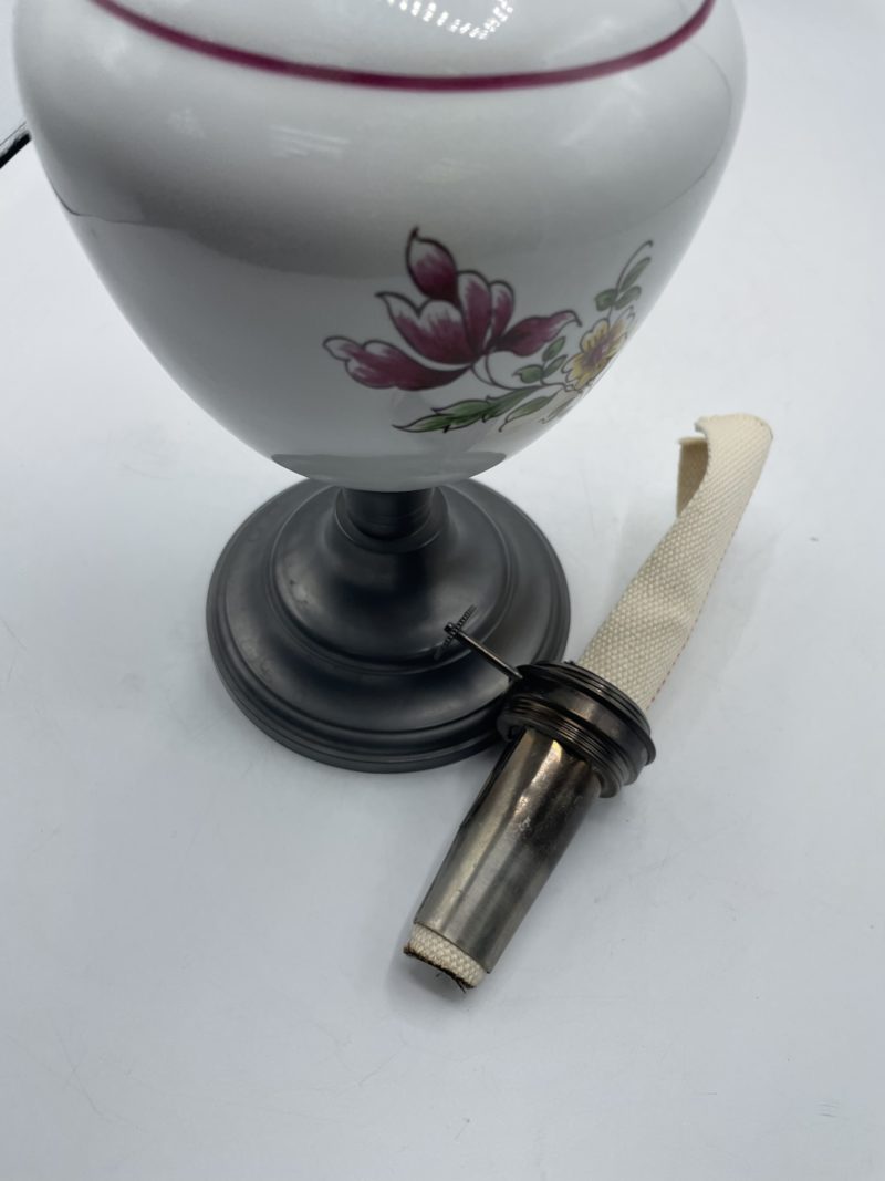 Lampe à pétrole vintage étain et faïence – Image 7