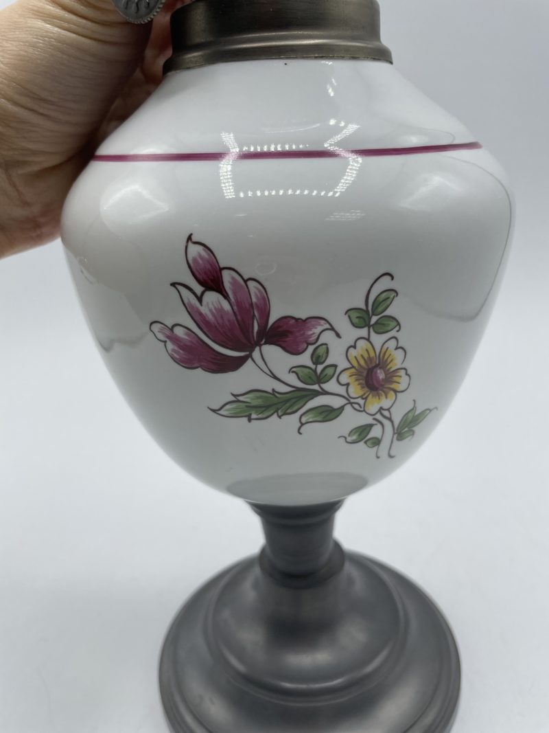 Lampe à pétrole vintage étain et faïence – Image 6