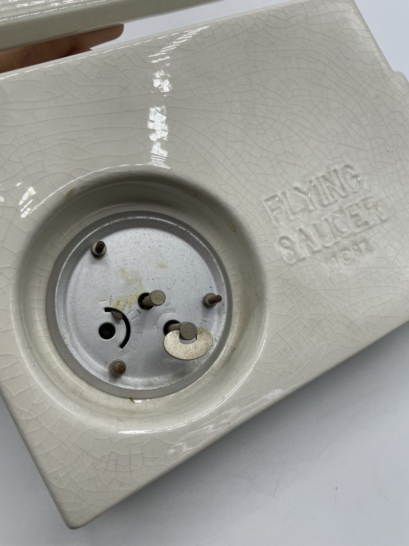 Pendulette vintage en forme de radio en céramique Flying Saucer – Image 6