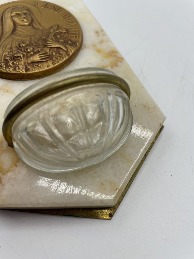 Bénitier en marbre rose et laiton médaille Sainte Thérèse vintage – Image 3