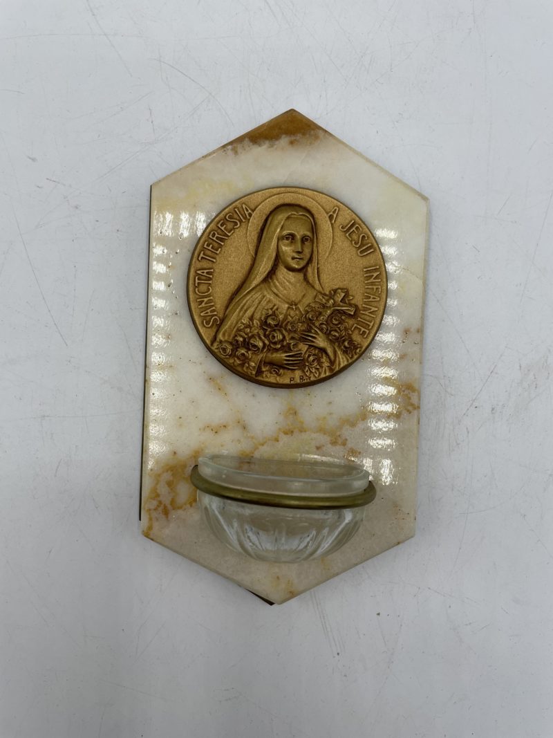 Bénitier en marbre rose et laiton médaille Sainte Thérèse vintage – Image 6