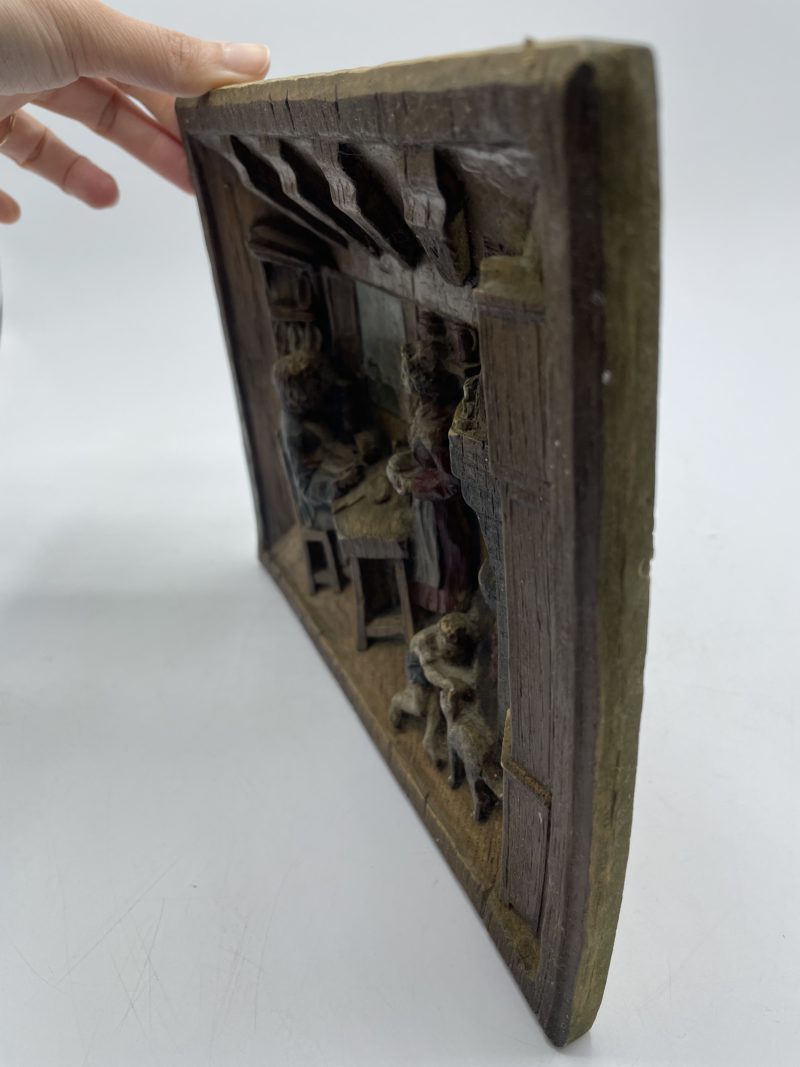 Tableau sculpté panneau bois en relief scène de vie paysanne vintage – Image 2