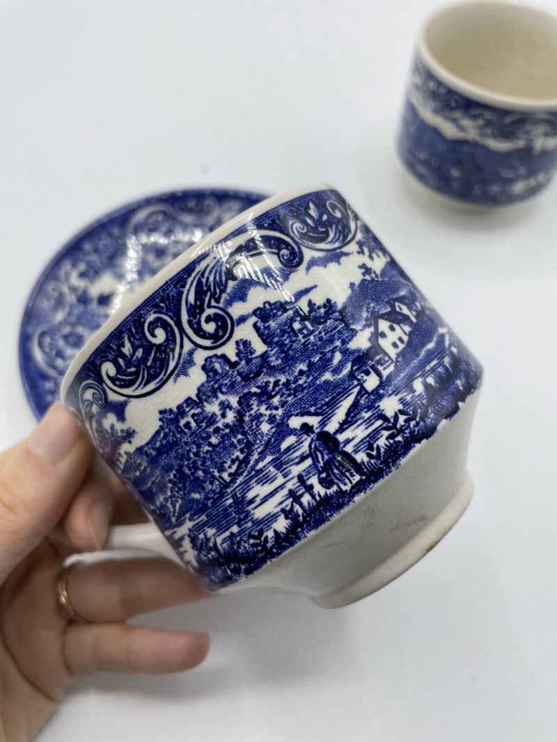 Duo de tasses à café et soucoupes vintage terre de fr England ironstone staffordshire bleues – Image 3