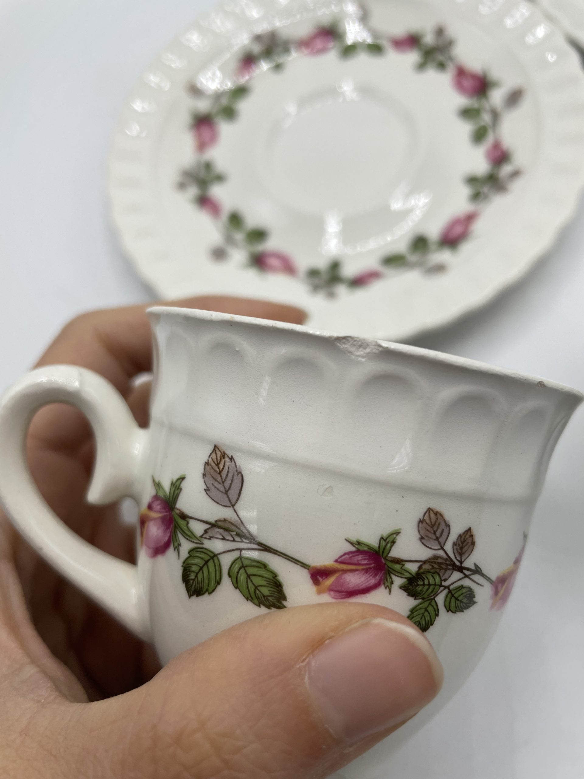Service à café en porcelaine de Sologne chardons roses et gris