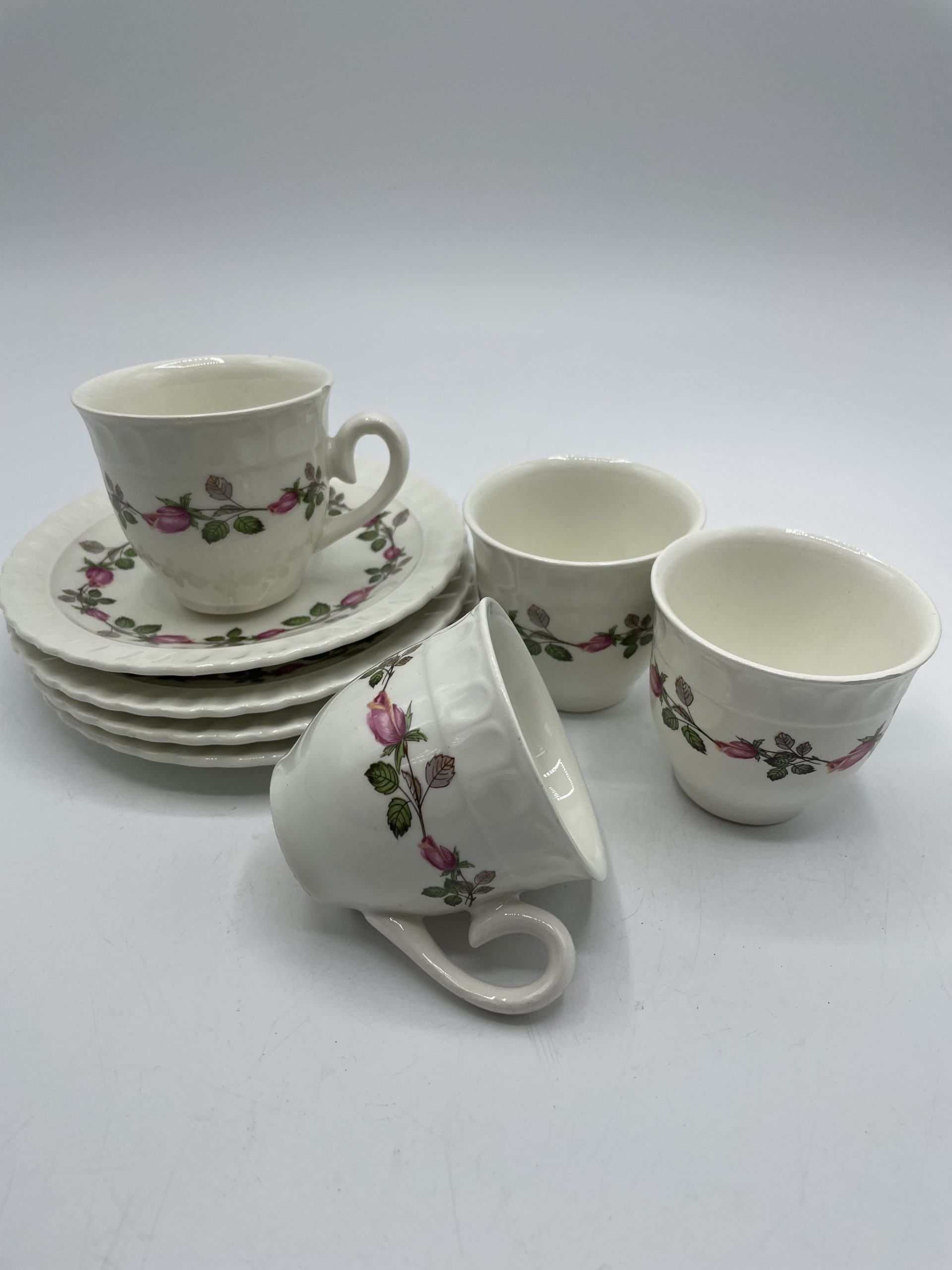 Service tasses et soucoupes en porcelaine de Gien vintage motifs de roses -  Ressourcerie Histoires Sans Fin