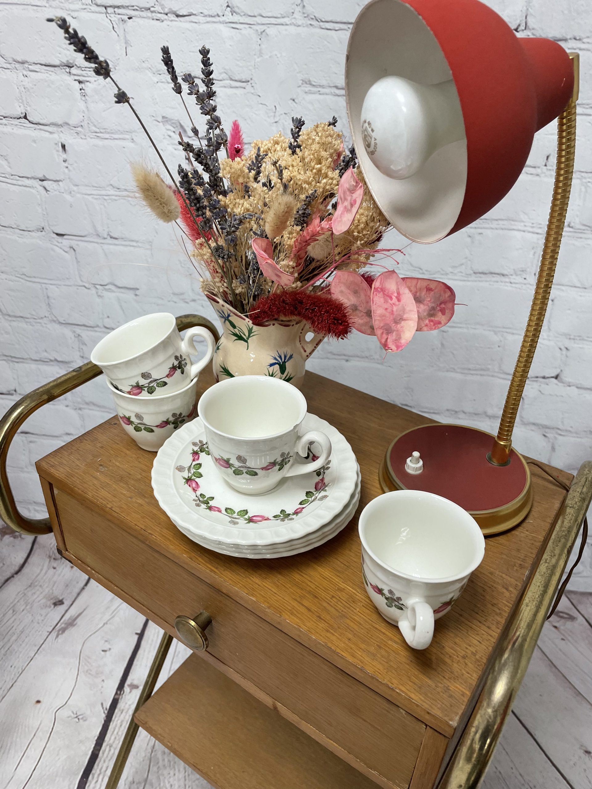 Service tasses et soucoupes en porcelaine de Gien vintage motifs de roses -  Ressourcerie Histoires Sans Fin