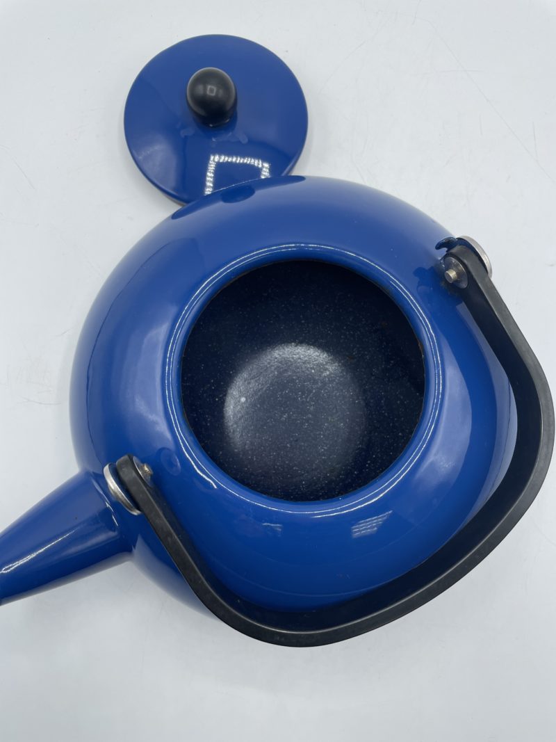 Théière vintage bleue en métal émaillée – Image 5