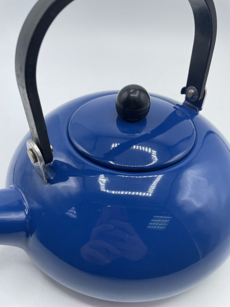 Théière vintage bleue en métal émaillée – Image 6