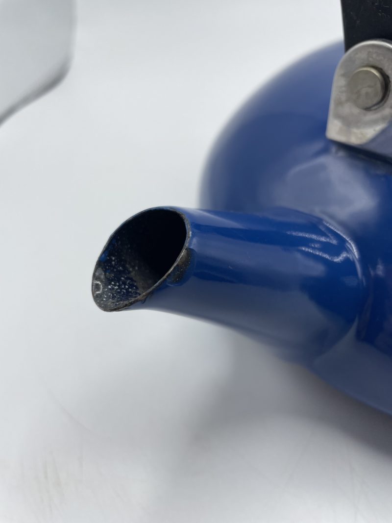 Théière vintage bleue en métal émaillée – Image 3