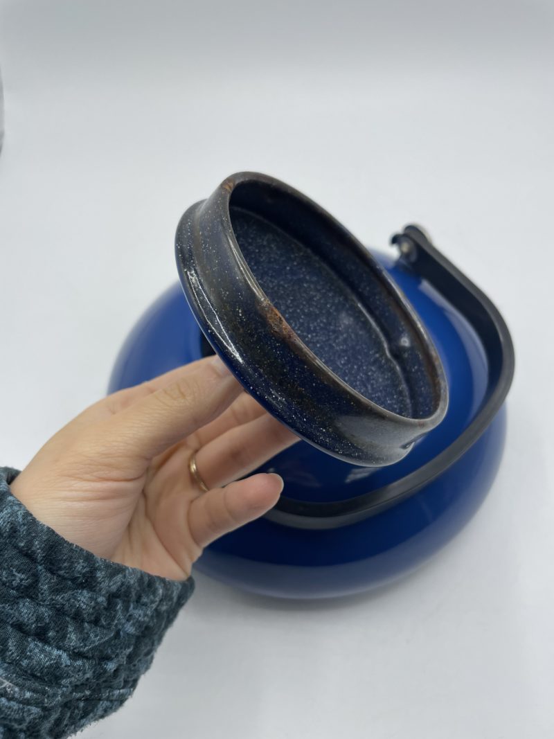 Théière vintage bleue en métal émaillée – Image 2