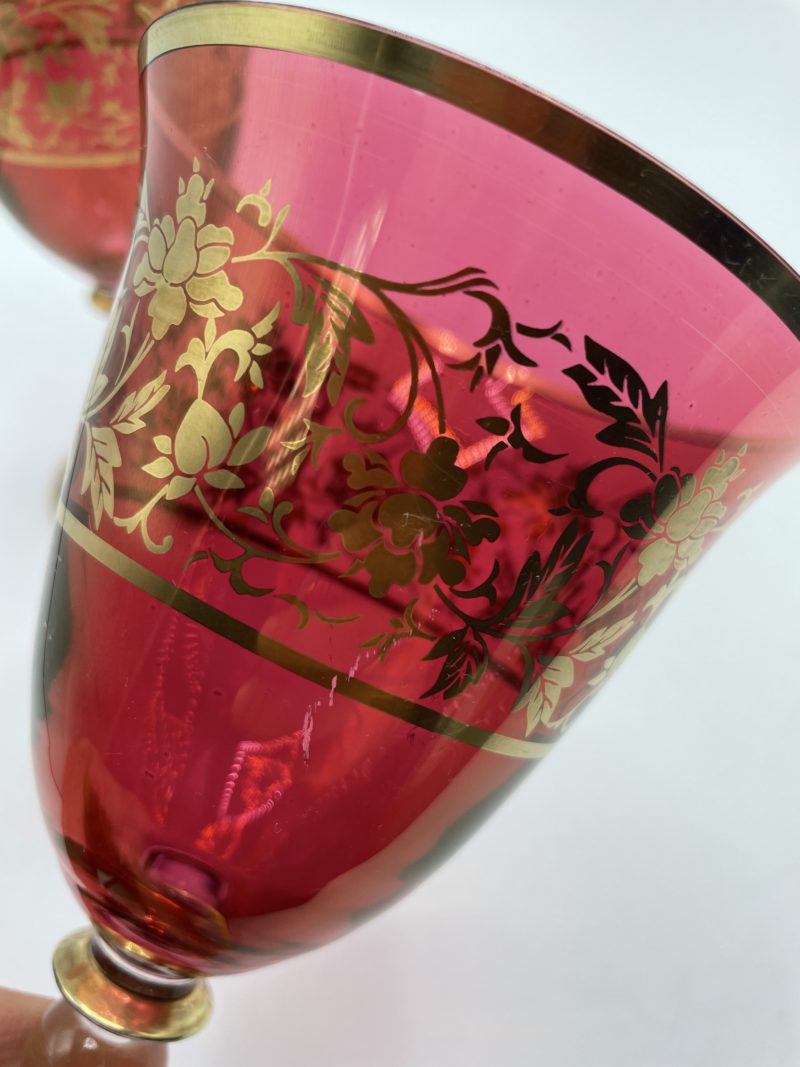 Duo de verres à vin à pied vintage en verre rouge et doré esprit cristal – Image 11