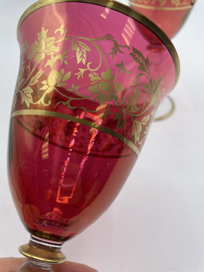 Duo de verres à vin à pied vintage en verre rouge et doré esprit cristal – Image 10