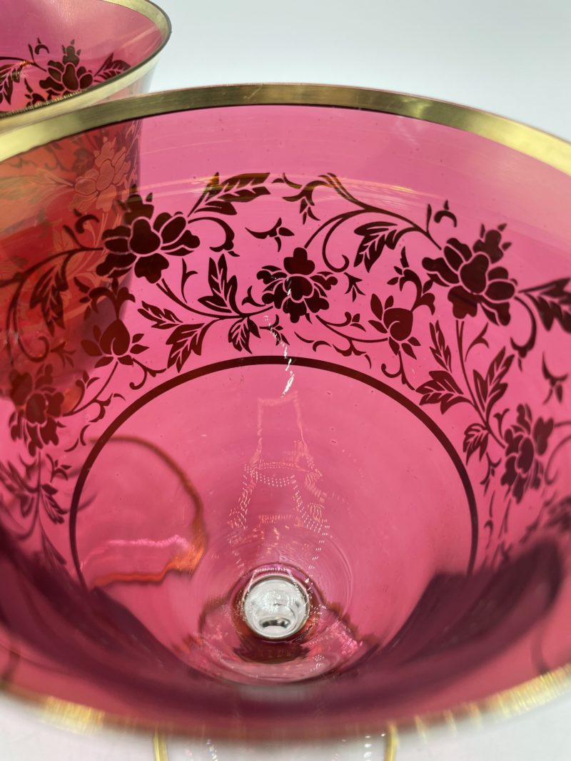 Duo de verres à vin à pied vintage en verre rouge et doré esprit cristal – Image 9