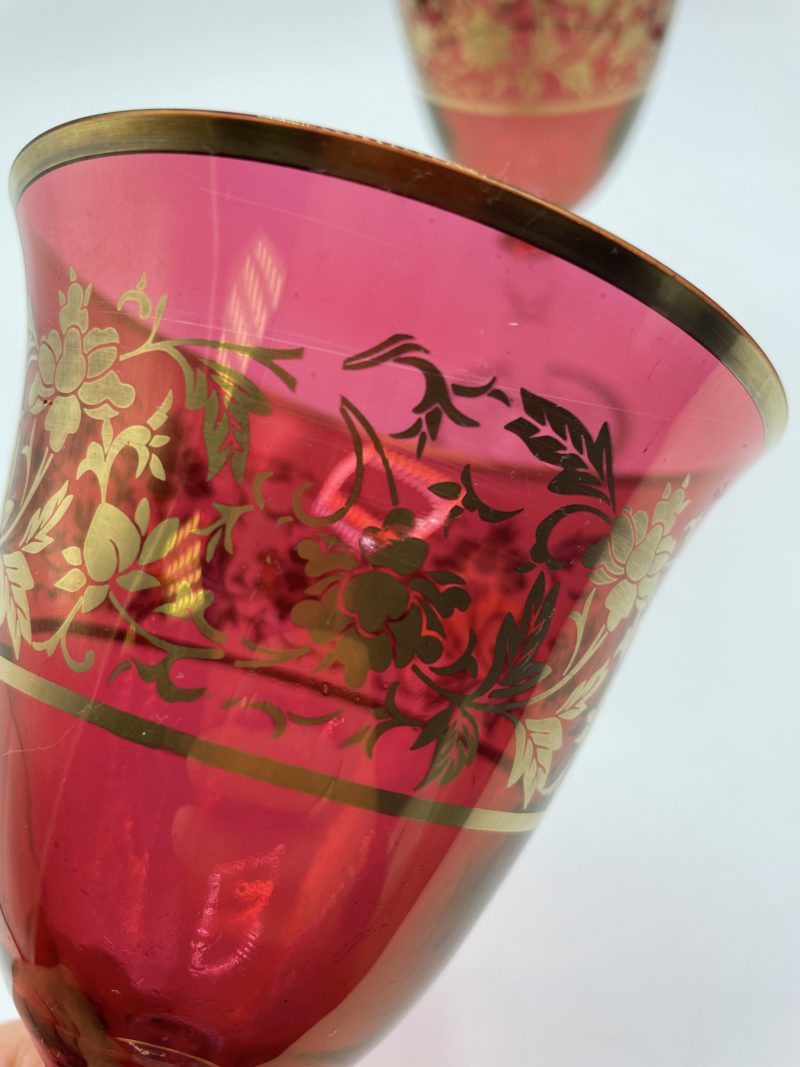 Duo de verres à vin à pied vintage en verre rouge et doré esprit cristal – Image 8