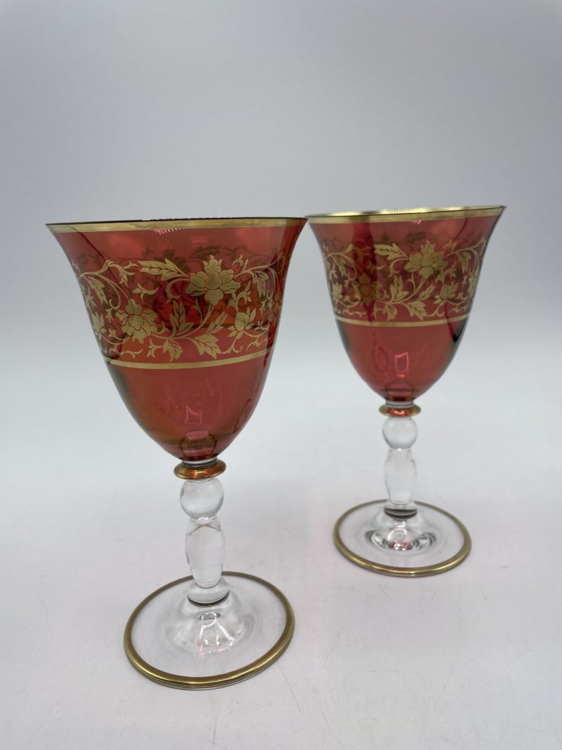 Duo de verres à vin à pied vintage en verre rouge et doré esprit cristal – Image 5