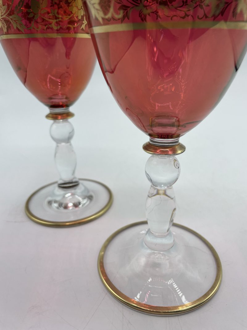 Duo de verres à vin à pied vintage en verre rouge et doré esprit cristal – Image 6