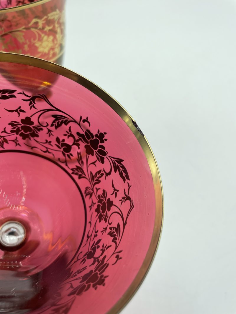 Duo de verres à vin à pied vintage en verre rouge et doré esprit cristal – Image 7
