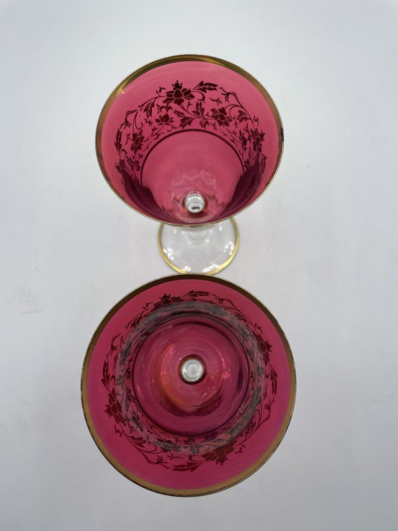 Duo de verres à vin à pied vintage en verre rouge et doré esprit cristal – Image 4