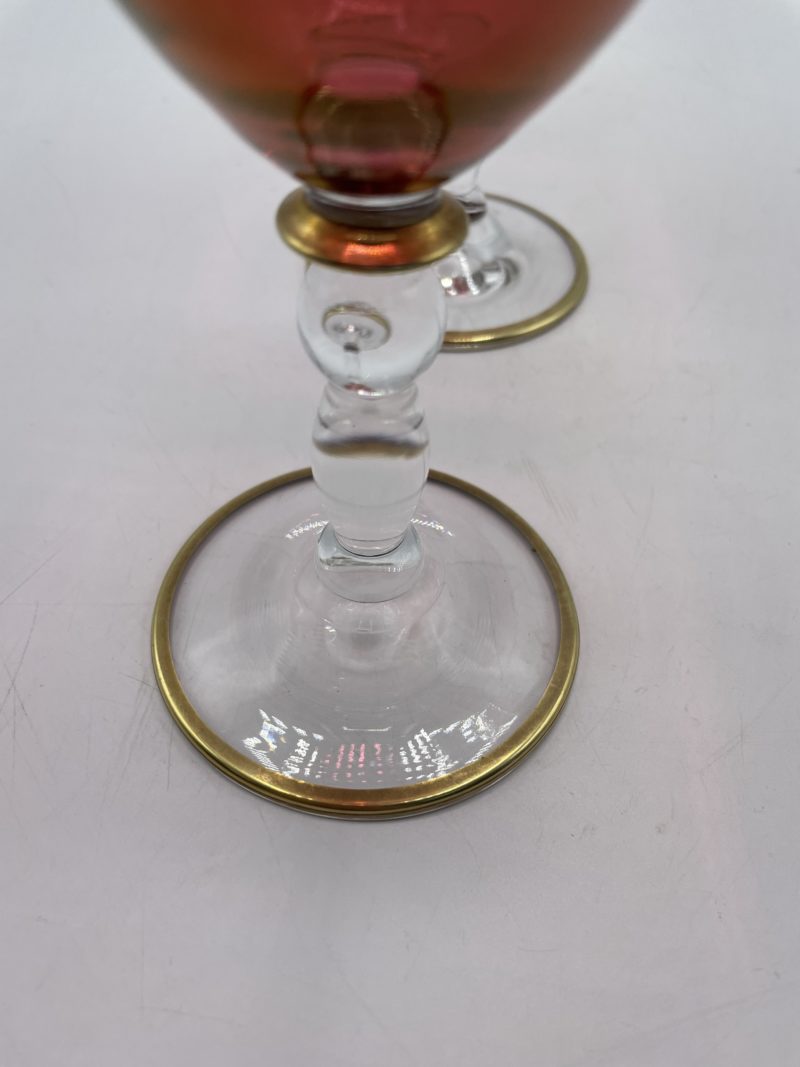 Duo de verres à vin à pied vintage en verre rouge et doré esprit cristal – Image 3