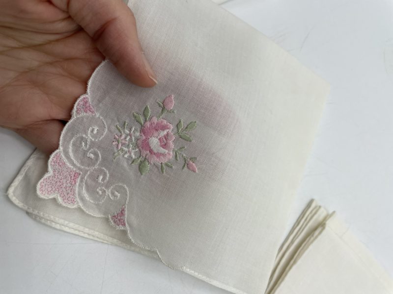 Lot de 7 mouchoirs brodés vintage – Image 12