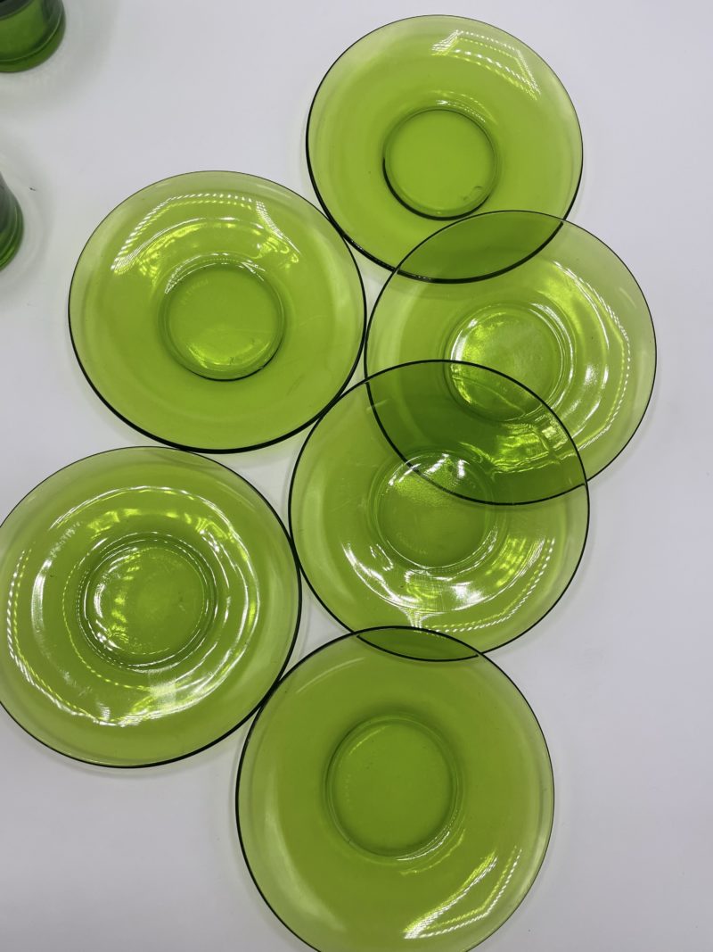 Tasses à café et soucoupes DURALEX vert vintage – Image 2