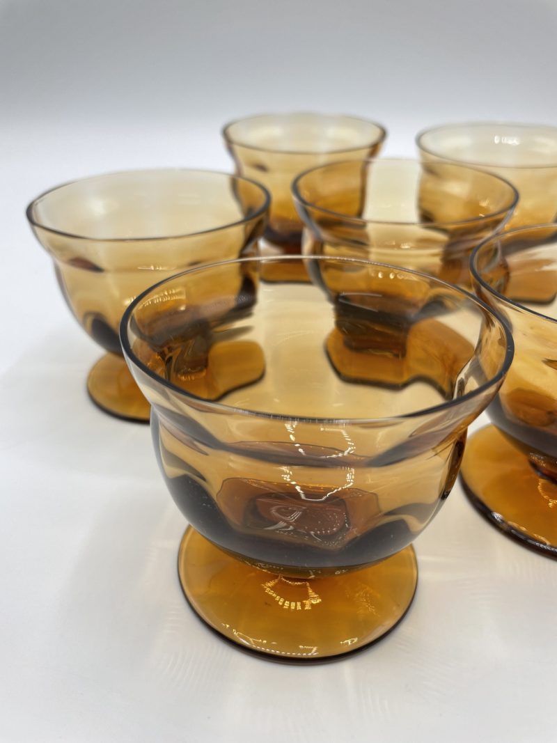 Lot de 7 petits verres à pieds ocres – Image 5