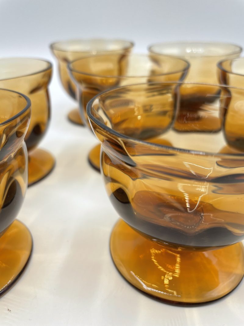 Lot de 7 petits verres à pieds ocres – Image 3