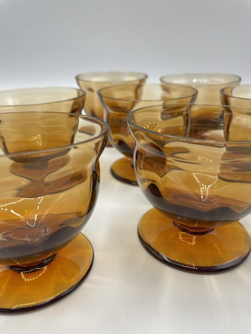 Lot de 7 petits verres à pieds ocres – Image 4