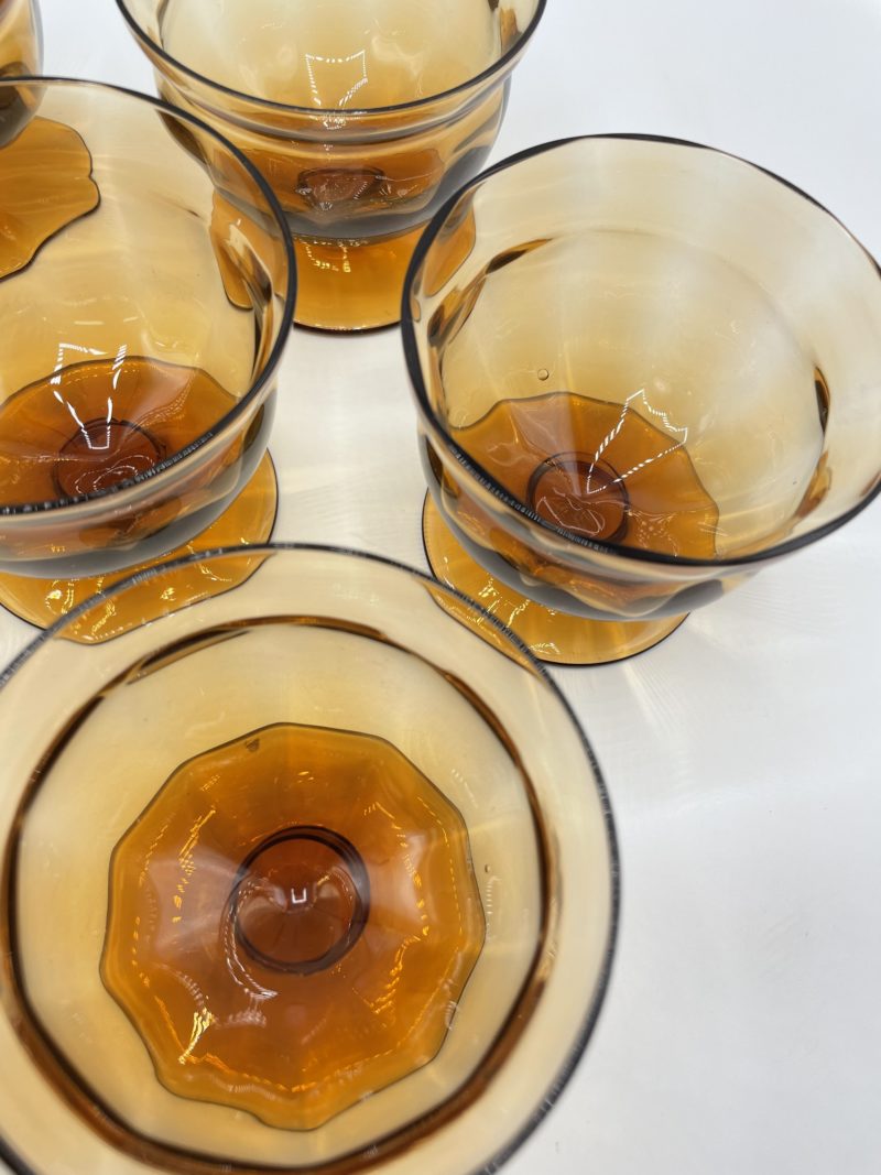 Lot de 7 petits verres à pieds ocres – Image 2