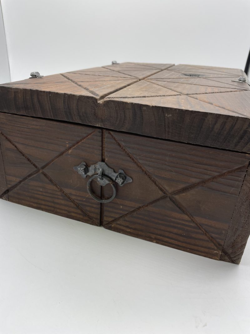 Grand coffre en bois foncé vintage – Image 12