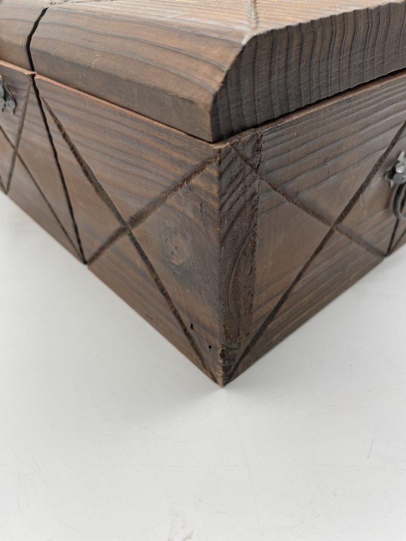 Grand coffre en bois foncé vintage – Image 3