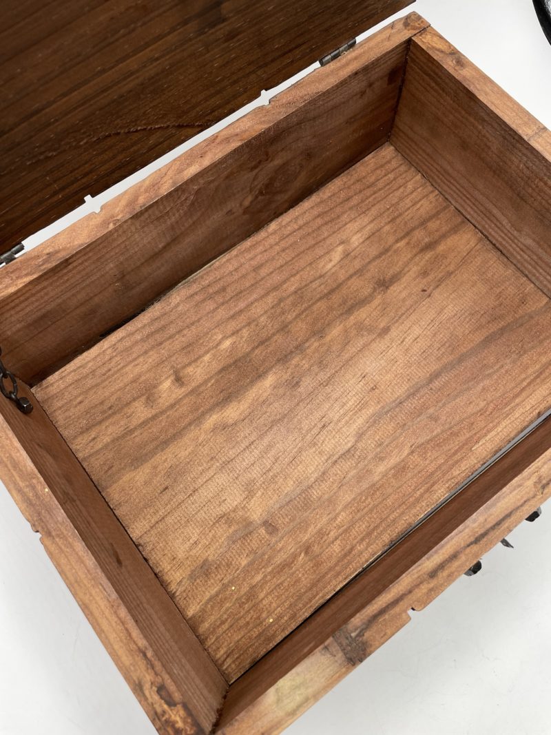 Grand coffre en bois foncé vintage – Image 10