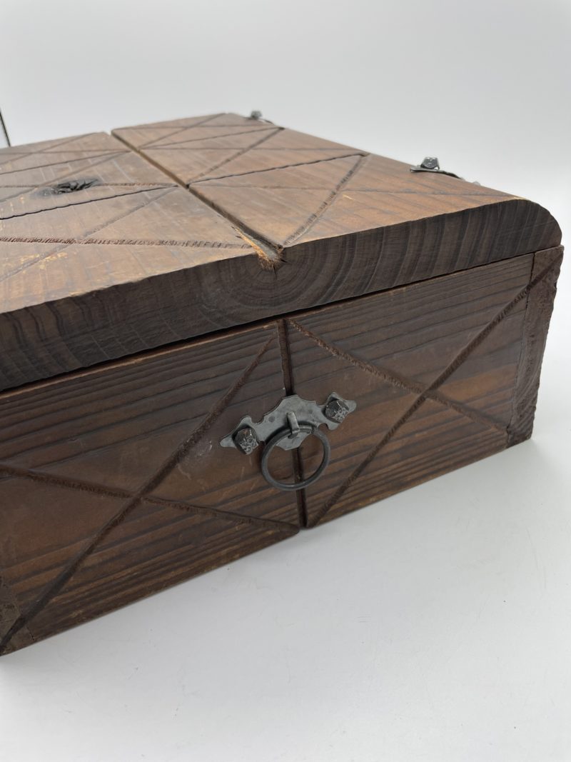 Grand coffre en bois foncé vintage – Image 9