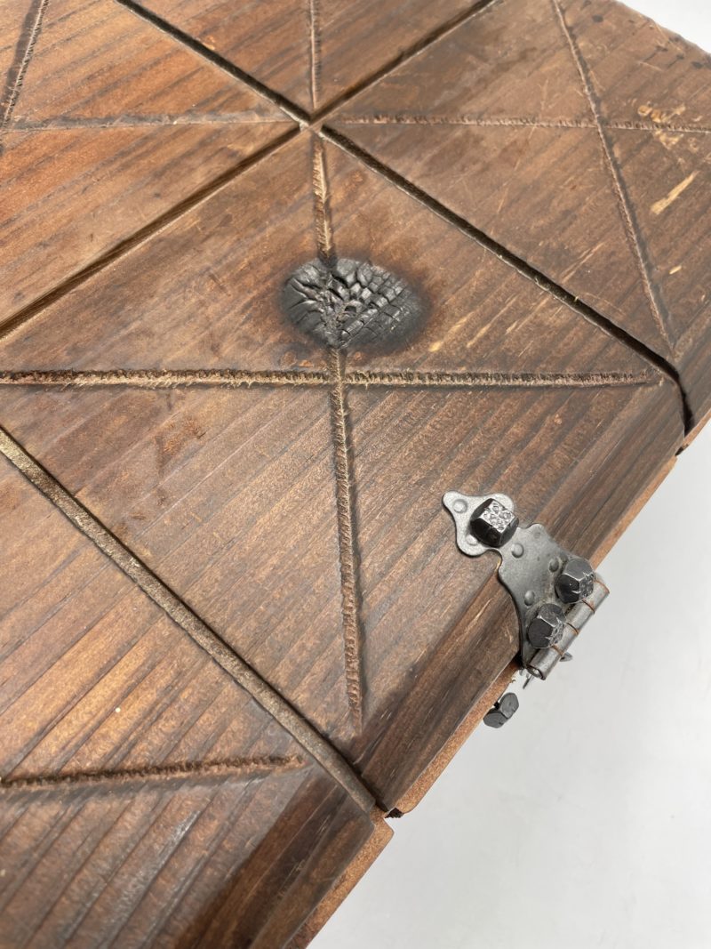 Grand coffre en bois foncé vintage – Image 5