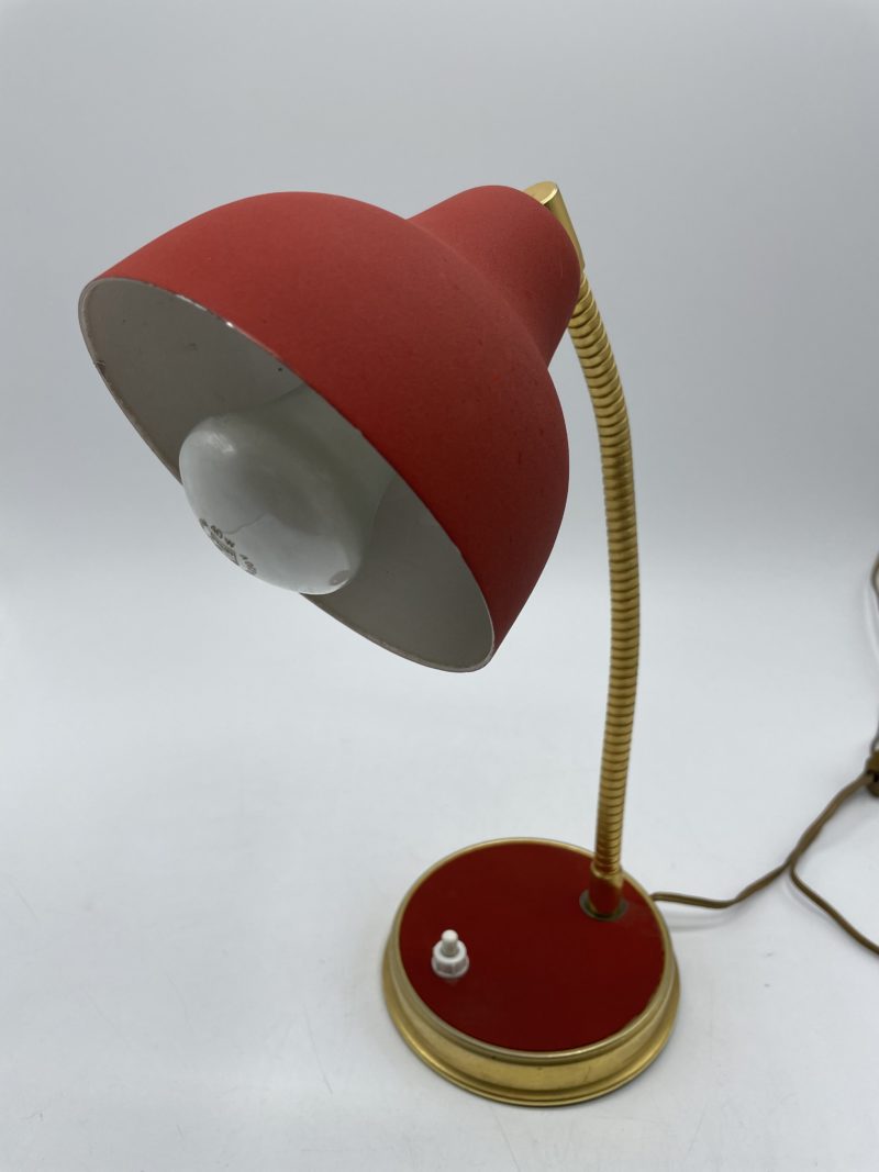 lampe de bureau vintage en métal rouge et doré / la retro fabrique